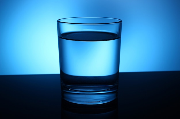 Un beau verre d'eau avec un bleu