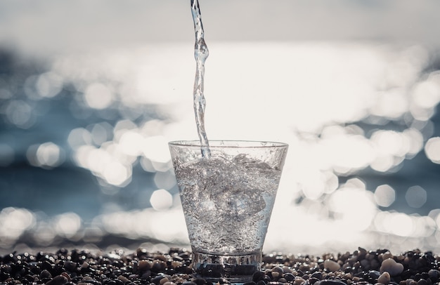 Beau verre avec de la glace et de l'eau minérale pure