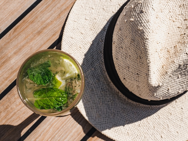 Beau verre avec mojito rafraîchissant et glaçons