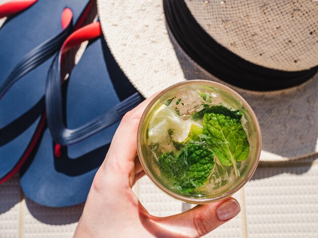 Beau verre avec mojito rafraîchissant et glaçons