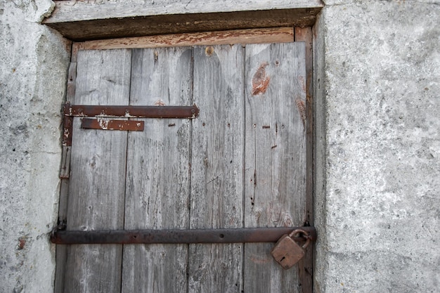 Beau vieux camion rouillé garé par un vieux mur de briques