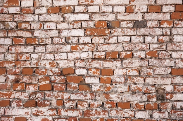 Beau vieux camion rouillé garé par un vieux mur de briques