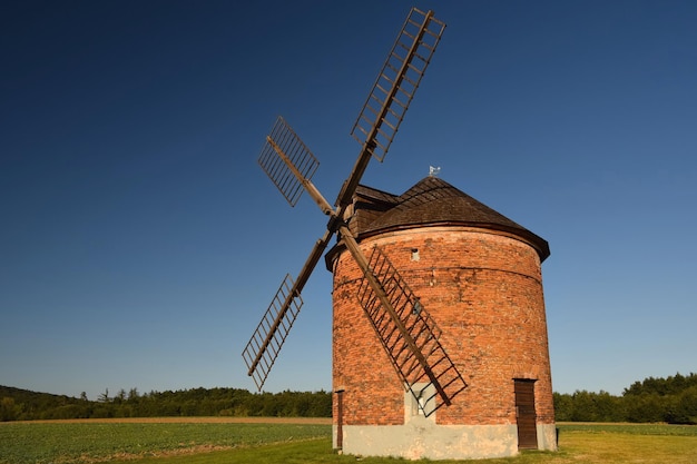 Beau vieux moulin à vent et paysage avec le soleil Chvalkovice République Tchèque Europe