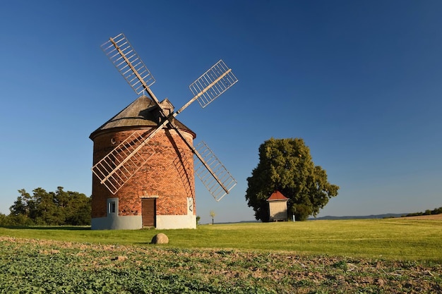 Beau vieux moulin à vent et paysage avec le soleil Chvalkovice République Tchèque Europe