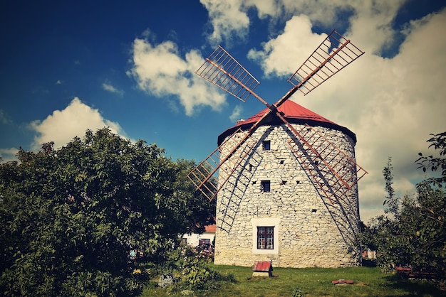 Beau vieux moulin à vent et paysage avec le soleil Ostrov u Macochy République Tchèque Europe