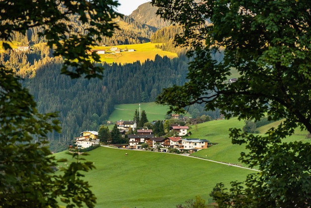un beau village alpin dans les Alpes autrichiennes de la région historique du Tyrol en Autriche