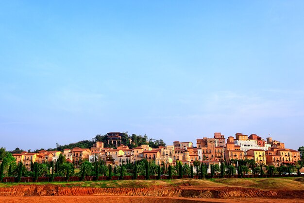 Beau village sur la colline dans le ciel bleu