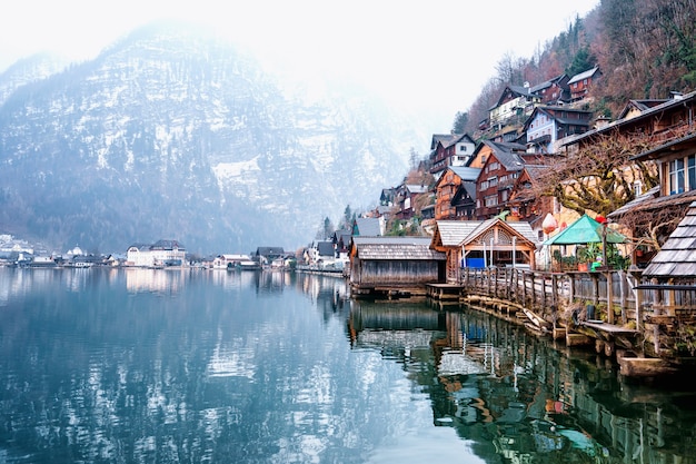 Beau village de Hallstatt sur le lac Hallstatt en Autriche