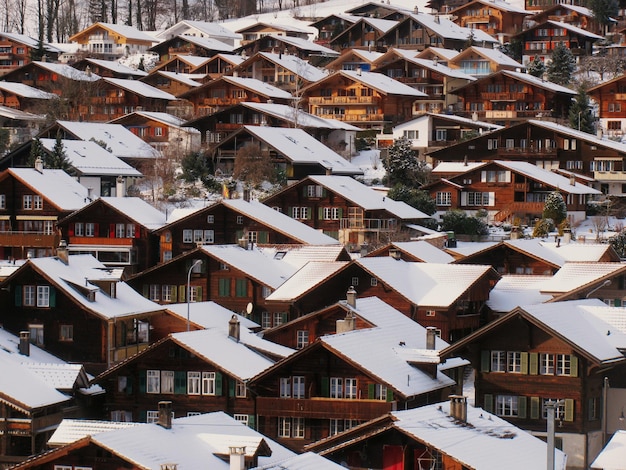 Photo beau village de montagne enneigé suisse