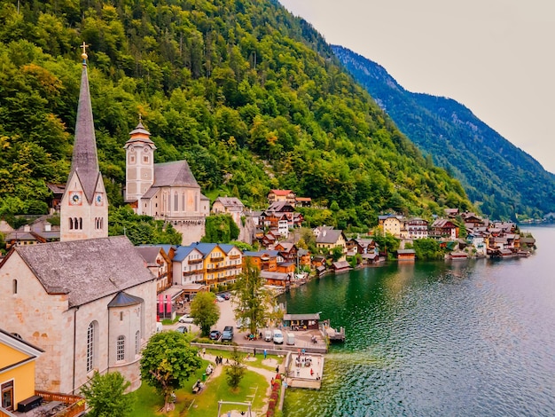 Beau village de montagne Hallstatt dans la région des Alpes autrichiennes Salzkammergut Hallstatt Autriche vue aérienne drone