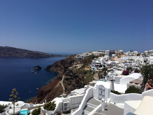 Un beau village d'Oia à Santorin Grèce Maisons architecturales blanches dans le village grec de Santorin lors d'une journée ensoleillée