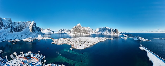 Beau village de pêcheurs, Reine, entouré de montagnes dans les îles Lofoten, en Norvège. Vue aérienne. Image panoramique. Paysage d'hiver à couper le souffle.