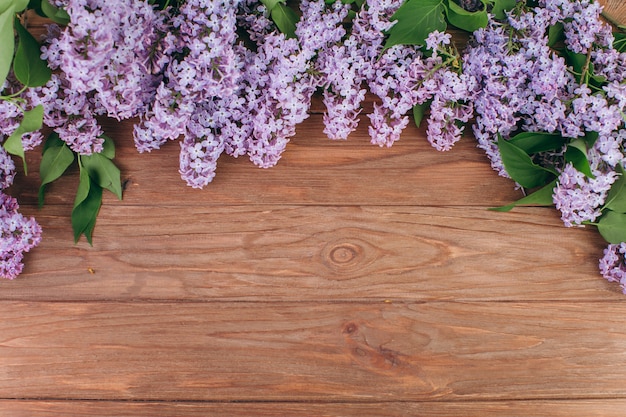 Le beau violet lilas sur un vieux fond en bois