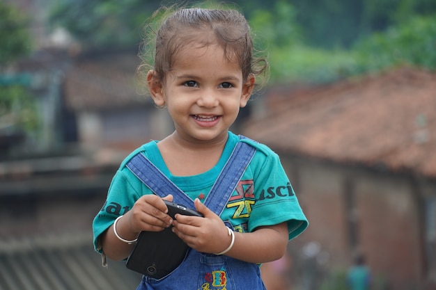 Beau visage d'enfant indien bébé fille à l'aide de mobile