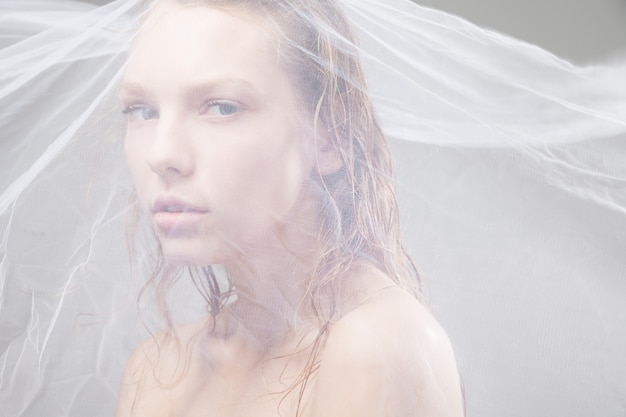 Beau visage de femme humide avec un tissu ondulant