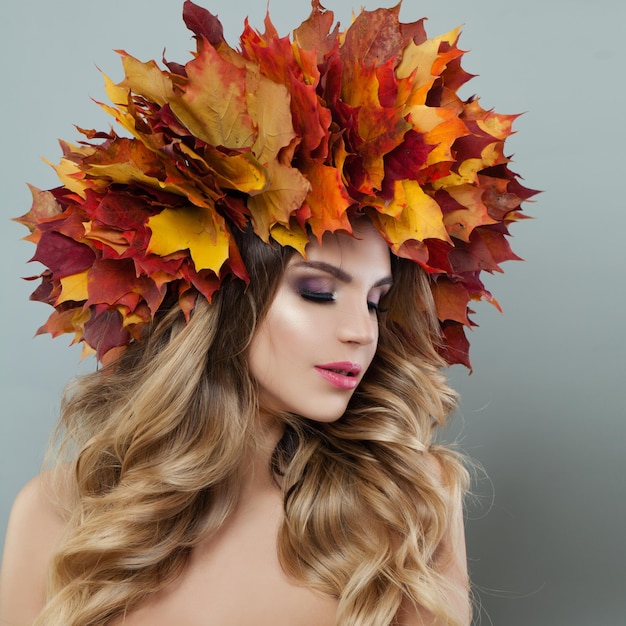 Beau visage de femme Joli modèle avec maquillage et couronne de feuilles d'automne