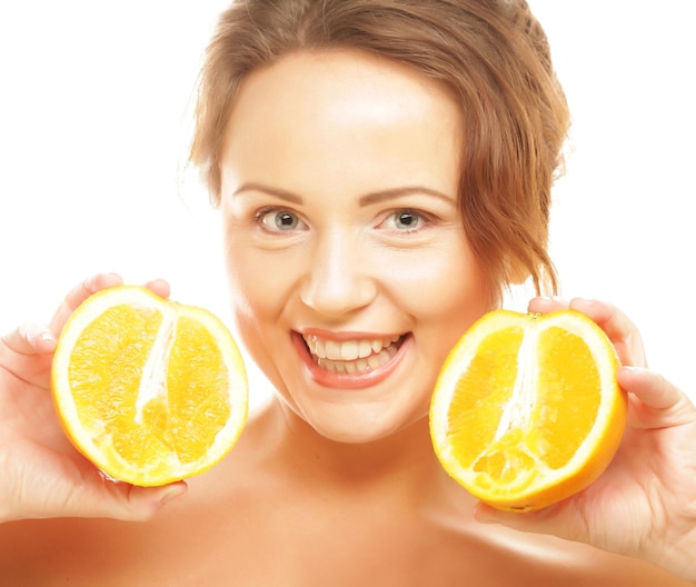 Beau visage de femme avec une orange juteuse en gros plan