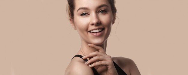 Beau visage de femme souriante bouchent studio