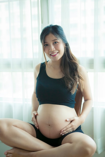 Beau visage souriant enceinte avec émotion de bonheur