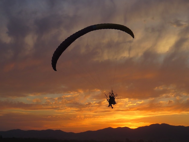 Beau vol en parapente au coucher du soleil