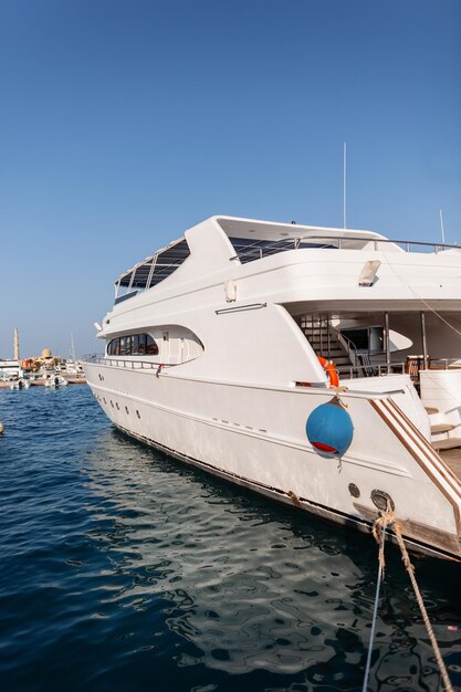 Beau yacht blanc cher dans le port. Voyage en bateau en mer