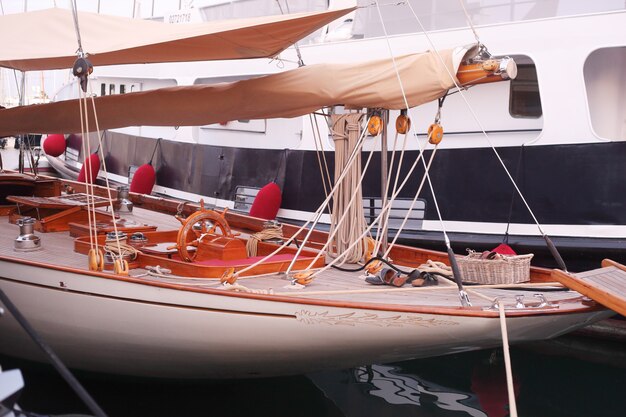 Beau yacht dans la baie