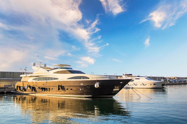 Un beau yacht moderne est amarré près de la jetée