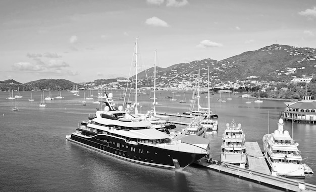 Beau yacht noir à Saint Thomas USA