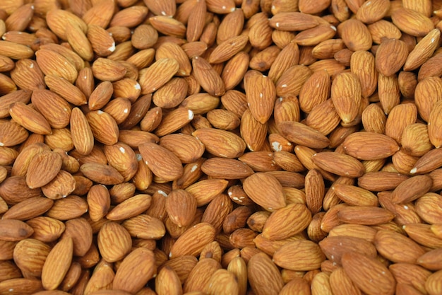 Beaucoup d'amandes grillées