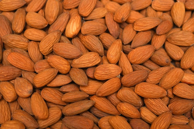 beaucoup d'amandes rôties près de l'arrière-plan alimentaire