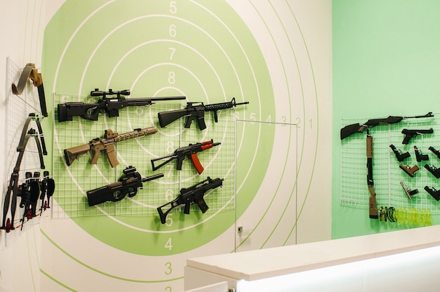 Beaucoup d'armes différentes pour tirer dans le tableau de bord. Pistolets à air comprimé pour l'entraînement au tir.