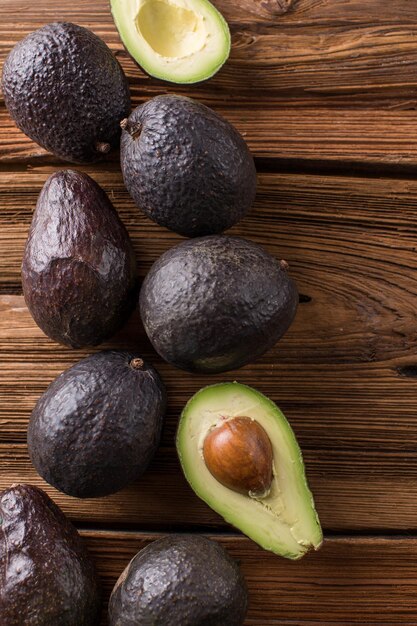 Beaucoup d'avocat coupé avocado sur une table de fond en bois de chêne