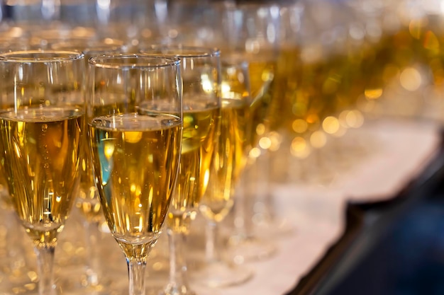 Beaucoup de beaux verres de champagne lors d'une fête sur la table