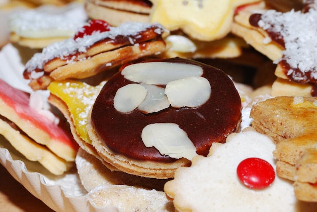 Beaucoup de biscuits colorés