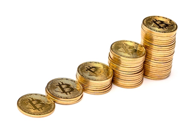 Beaucoup de Bitcoin doré brillant sont empilés