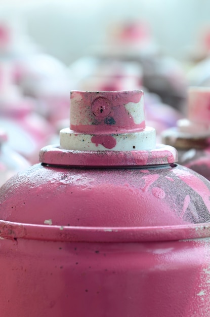 Beaucoup de bombes aérosols sales et usés de peinture rose vif