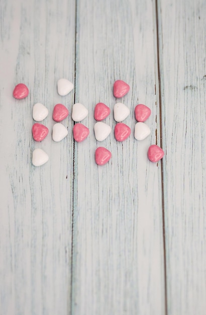 Beaucoup de bonbons sucrés en forme de coeur sur le fond de la Saint-Valentin