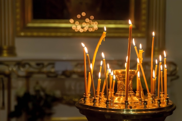 Beaucoup de bougies de cire brûlantes dans une église ou un temple orthodoxe pour la cérémonie de Pâques