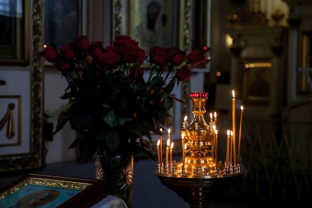 Beaucoup de bougies de cire brûlantes dans une église ou un temple orthodoxe pour la cérémonie de Pâques
