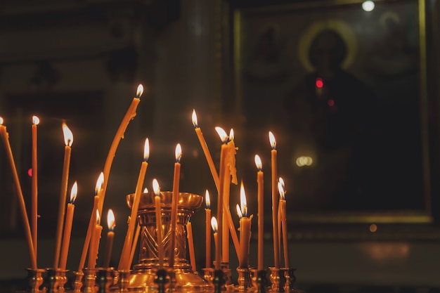 Beaucoup de bougies de cire brûlantes dans une église ou un temple orthodoxe pour la cérémonie de Pâques