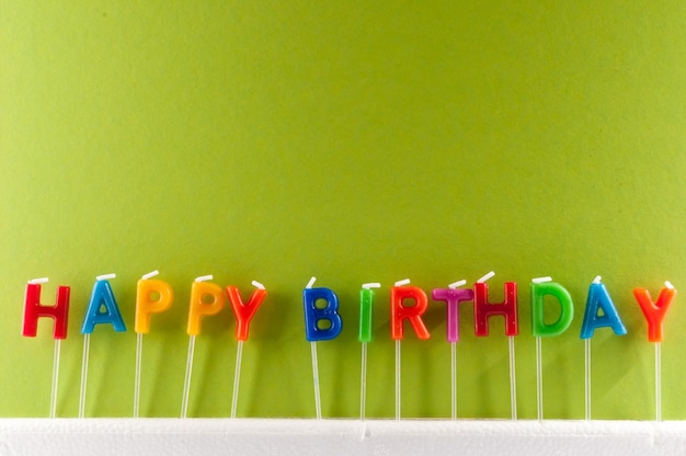 Beaucoup de bougies colorées avec texte joyeux anniversaire