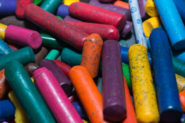 Beaucoup de bougies de couleurs dans le panier