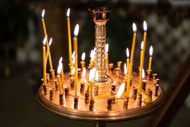 Beaucoup de bougies dans l'église