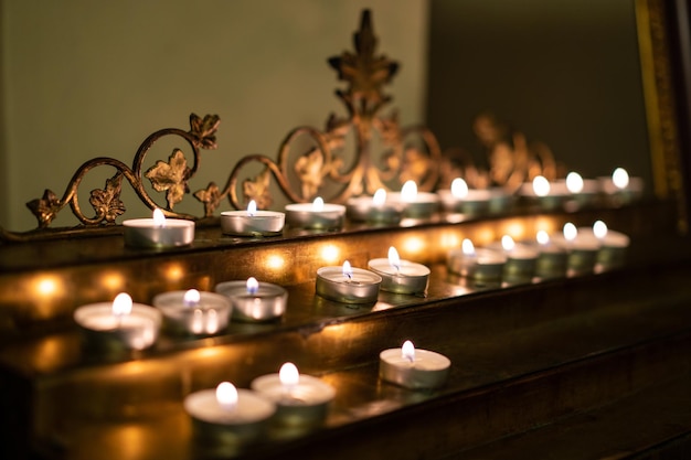 Beaucoup de bougies dans l'église