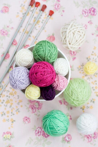 Beaucoup de boules lumineuses de tricot sur le fond d'une fleur rose