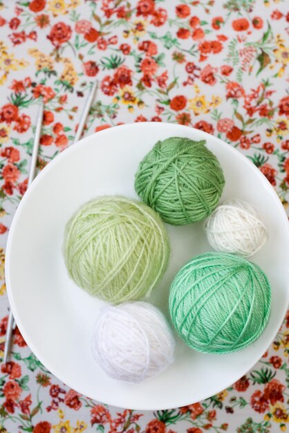 Beaucoup de boules lumineuses de tricot sur le fond d'une fleur rouge