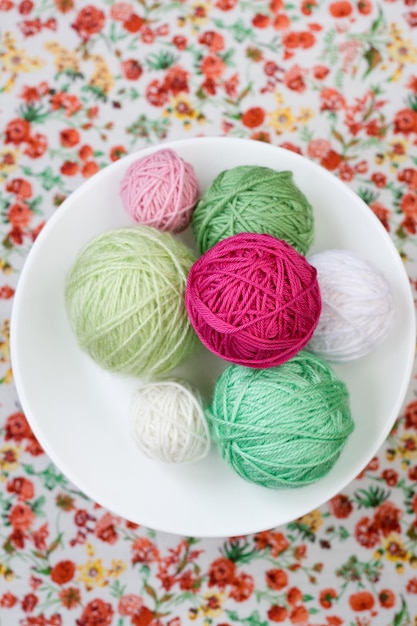 Beaucoup de boules lumineuses de tricot sur le fond d'une fleur