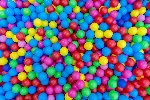 Beaucoup de boules en plastique colorées dans la piscine à balles