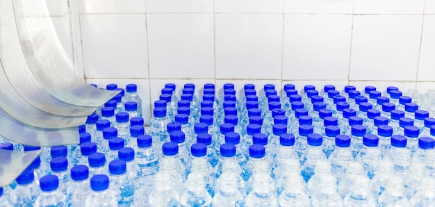 Beaucoup de bouteilles d'eau Bouteilles avec bouchons bleus Usine d'embouteillageLigne d'embouteillage d'eau pour le traitement