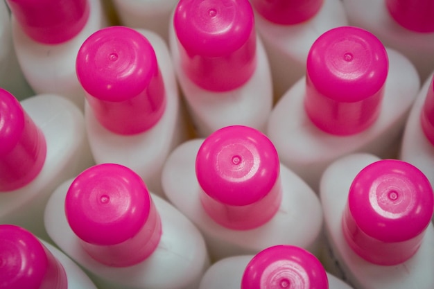 Beaucoup de bouteilles en plastique pour les produits cosmétiques